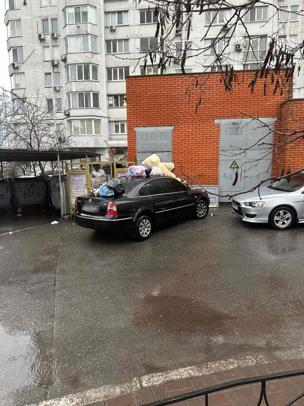 У Києві на Дарниці мешканці багатоповерхівки оголосили війну "герою паркування". Фото
