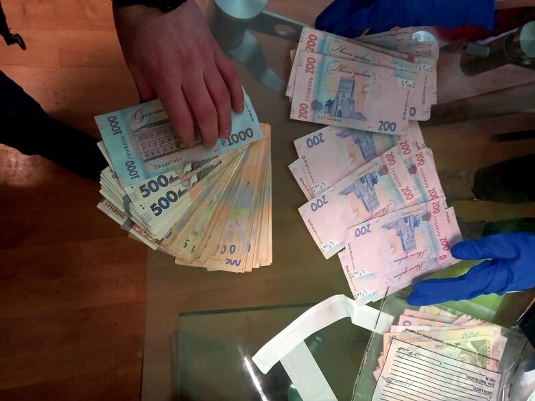 В Киеве две злоумышленницы обворовывали пенсионеров под предлогом раздачи гуманитарки. Фото