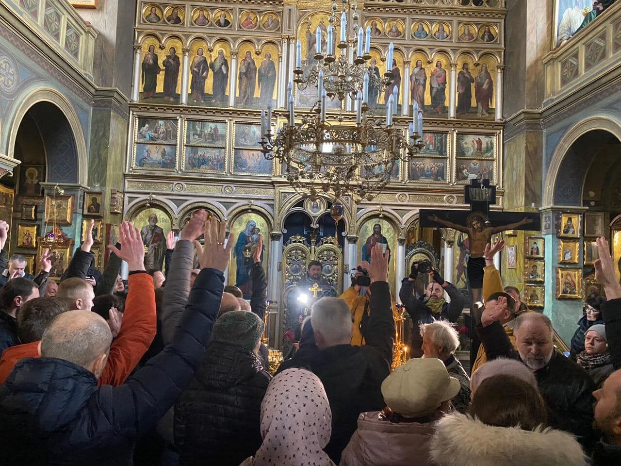 У Львові розгорівся скандал навколо церкви УПЦ МП, яка переходить в ПЦУ: втрутилася поліція. Відео