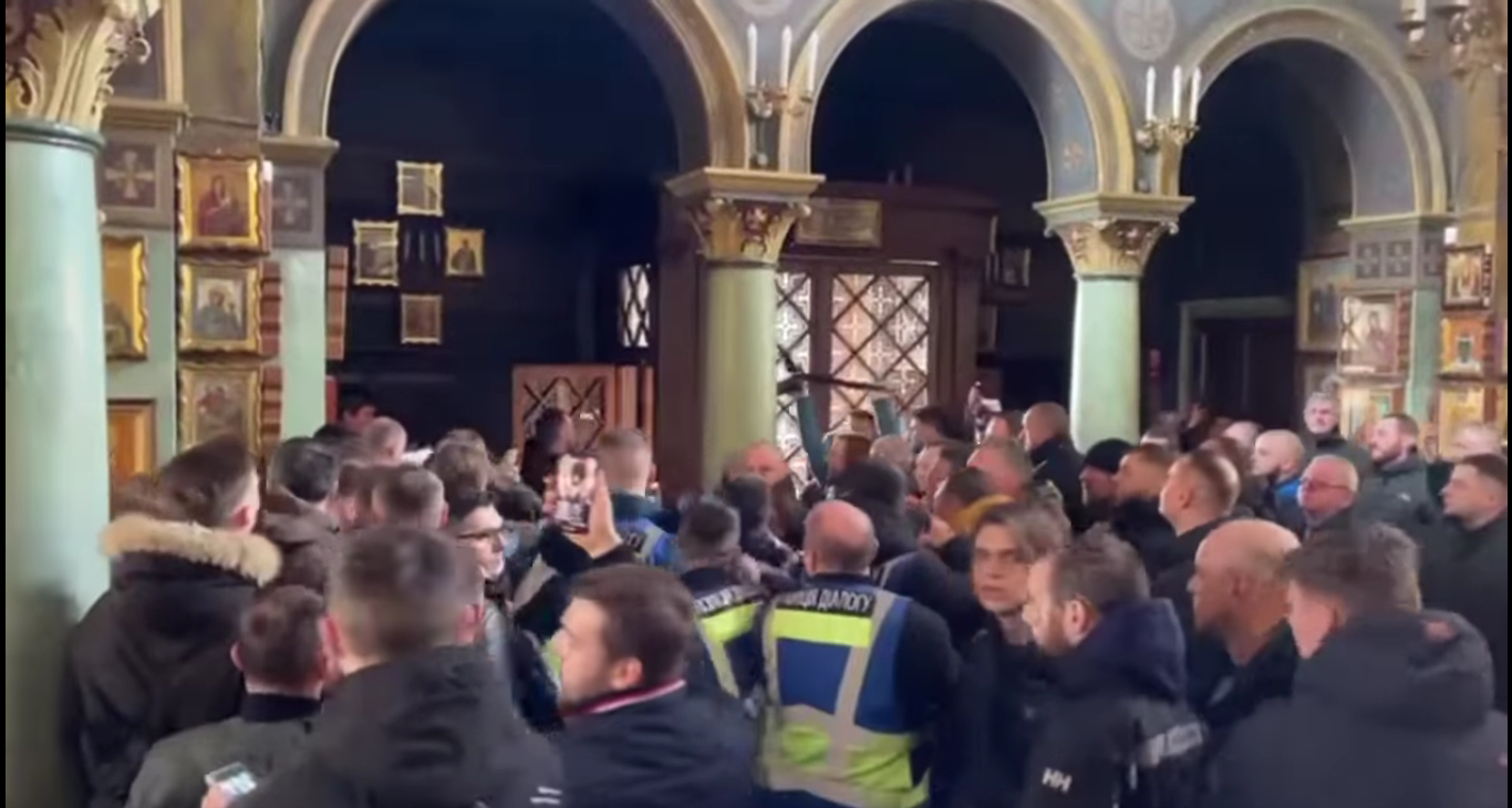 Во Львове разгорелся скандал вокруг церкви УПЦ МП, которая переходит в ПЦУ: вмешалась полиция. Видео