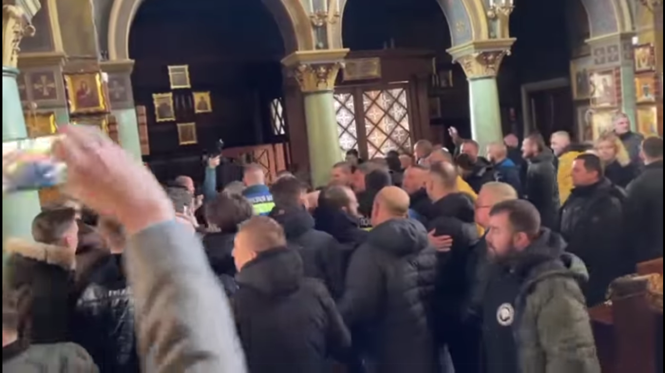 Во Львове разгорелся скандал вокруг церкви УПЦ МП, которая переходит в ПЦУ: вмешалась полиция. Видео