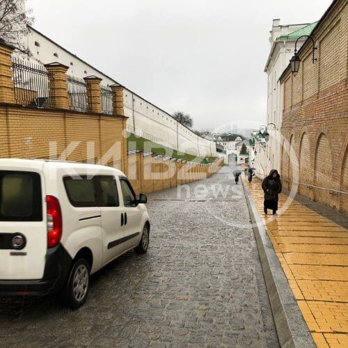 Верующие УПЦ МП в Киево-Печерской лавре провели службу под открытым небом под зонтом: что известно о ситуации. Видео