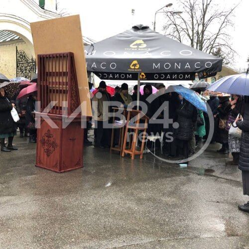 Верующие УПЦ МП в Киево-Печерской лавре провели службу под открытым небом под зонтом: что известно о ситуации. Видео