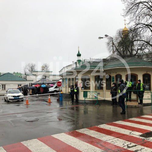 Верующие УПЦ МП в Киево-Печерской лавре провели службу под открытым небом под зонтом: что известно о ситуации. Видео