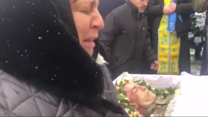 Мольбы матери не тронули: на Буковине УПЦ МП не давала попрощаться с погибшим воином в храме, люди устроили бунт Видео