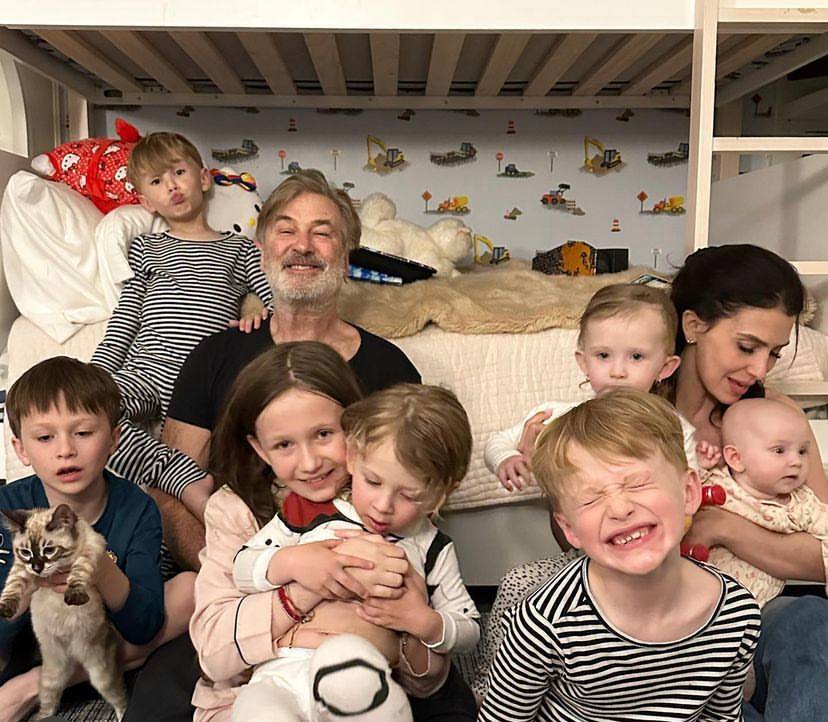 В полном составе: жена обвиняемого в убийстве украинки Болдуина показала семерых детей на одном фото