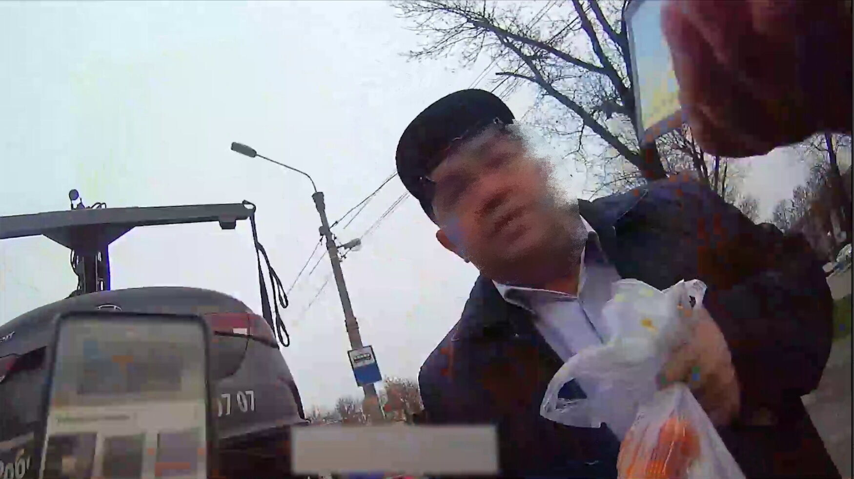 В Киеве мужчина с удостоверением работника Офиса генпрокурора обругал инспектора по парковке из-за эвакуации авто. Видео