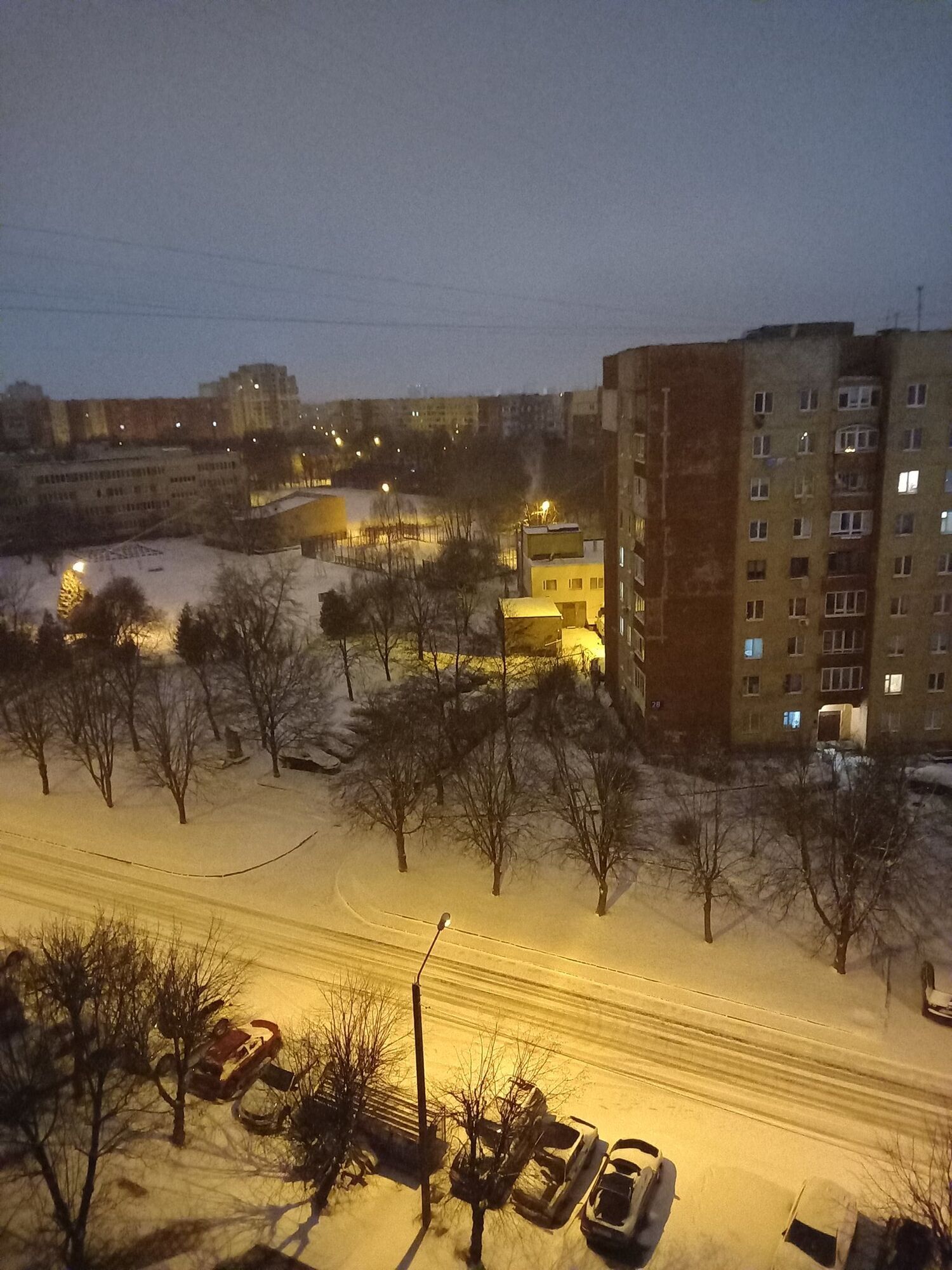 В Украине несколько областей засыпало снегом в апреле, из-за непогоды задерживаются поезда. Фото и видео