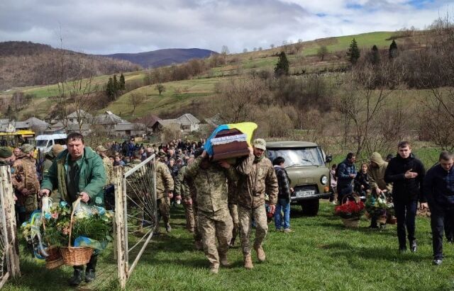 Сиротами залишилися 8 дітей: на Закарпатті попрощалися з полеглим на фронті військовим. Фото