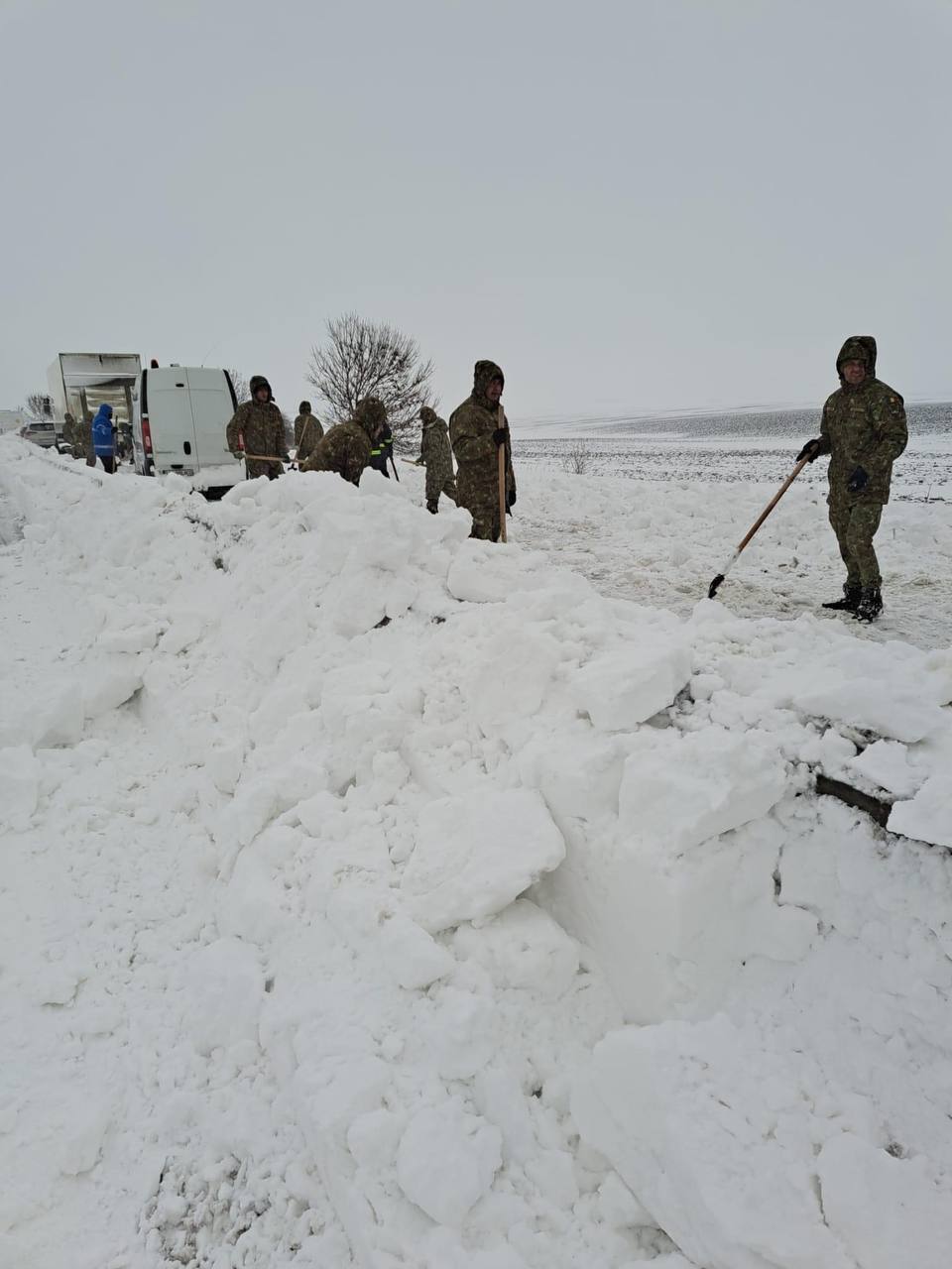 В Румынии из-за мощного снегопада закрыли десятки трасс. Фото и видео