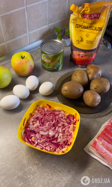 Сытный салат ''Крабовая шуба'': какой необычный ингредиент добавить