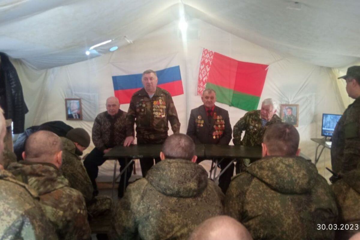 Представники Білоруського союзу офіцерів перед військовими