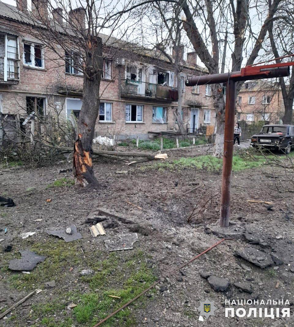Оккупанты утром ударили по Очакову, повреждены дома и магазины: есть пострадавшие. Фото