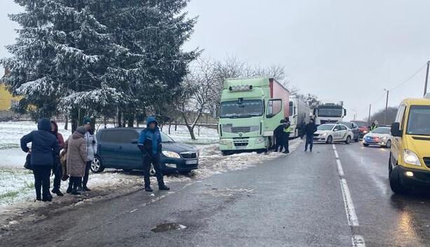 На Львівщині авто збило жінку з чотирічною дитиною: хлопчик помер, мати у реанімації. Фото 