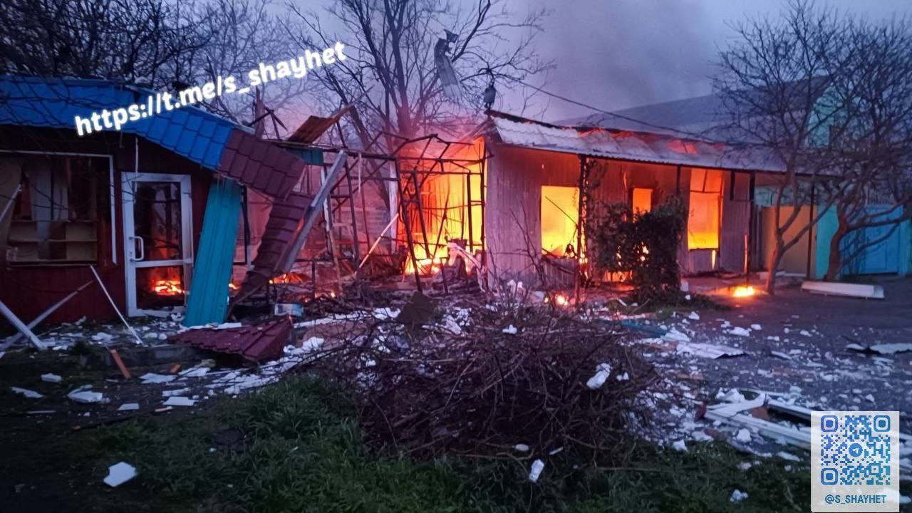 Оккупанты утром ударили по Очакову, повреждены дома и магазины: есть пострадавшие. Фото