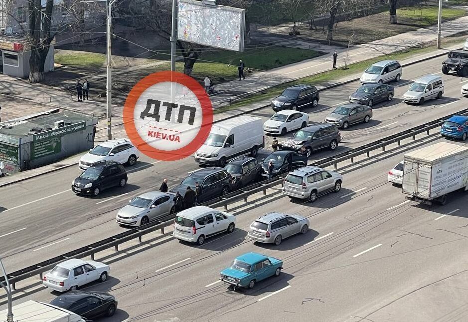 В Киеве на проспекте Берестейском произошла массовая авария, возникла пробка. Фото