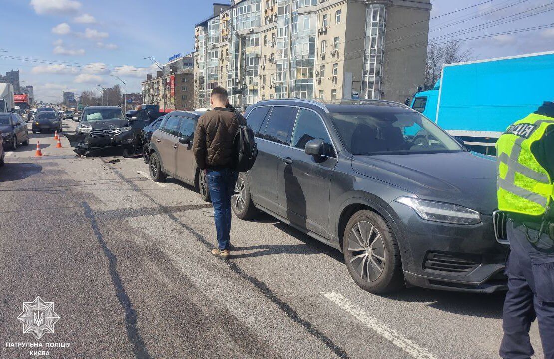 В Киеве на проспекте Берестейском произошла массовая авария, возникла пробка. Фото