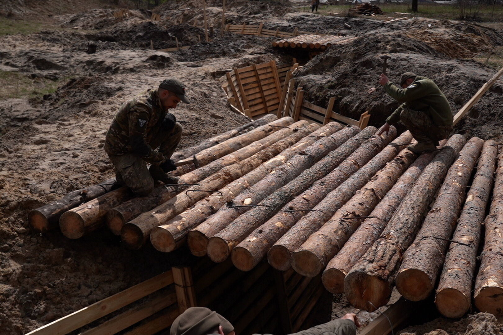 Робота йде цілодобово: на кордоні з Білоруссю захисники будують загородження і створюють мінні поля. Фото й відео 