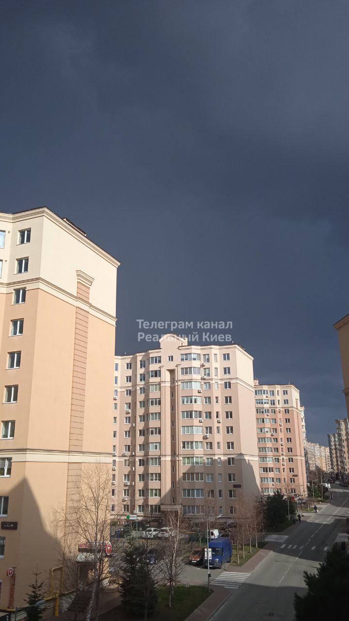 В Киеве и Днепре свирепствовала непогода: выпал град. Фото и видео