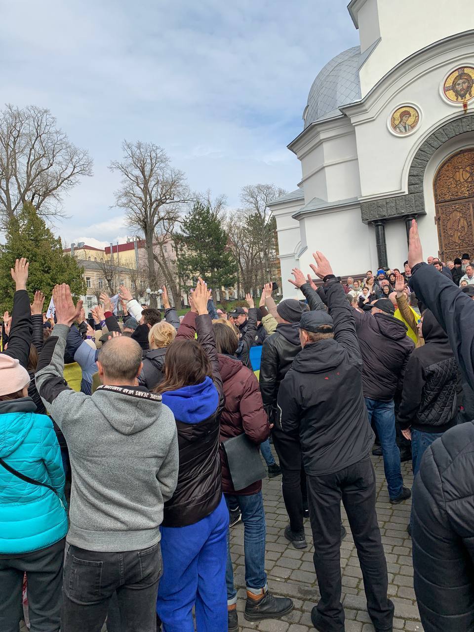 УПЦ МП привезла "массовку" против перехода храма в Каменце-Подольском в ПЦУ: люди не сдались. Видео