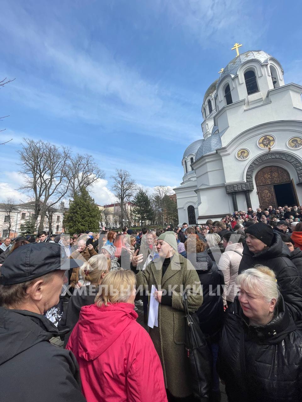 УПЦ МП привезла ''масовку'' проти переходу храму в Кам'янці-Подільському в ПЦУ: мешканці не здалися. Відео