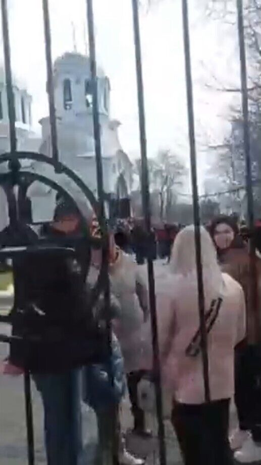 УПЦ МП привезла "массовку" против перехода храма в Каменце-Подольском в ПЦУ: люди не сдались. Видео
