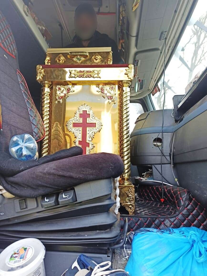 На Одещині спіймали молдованина, який намагався вивезти мощі 80 святих. Фото