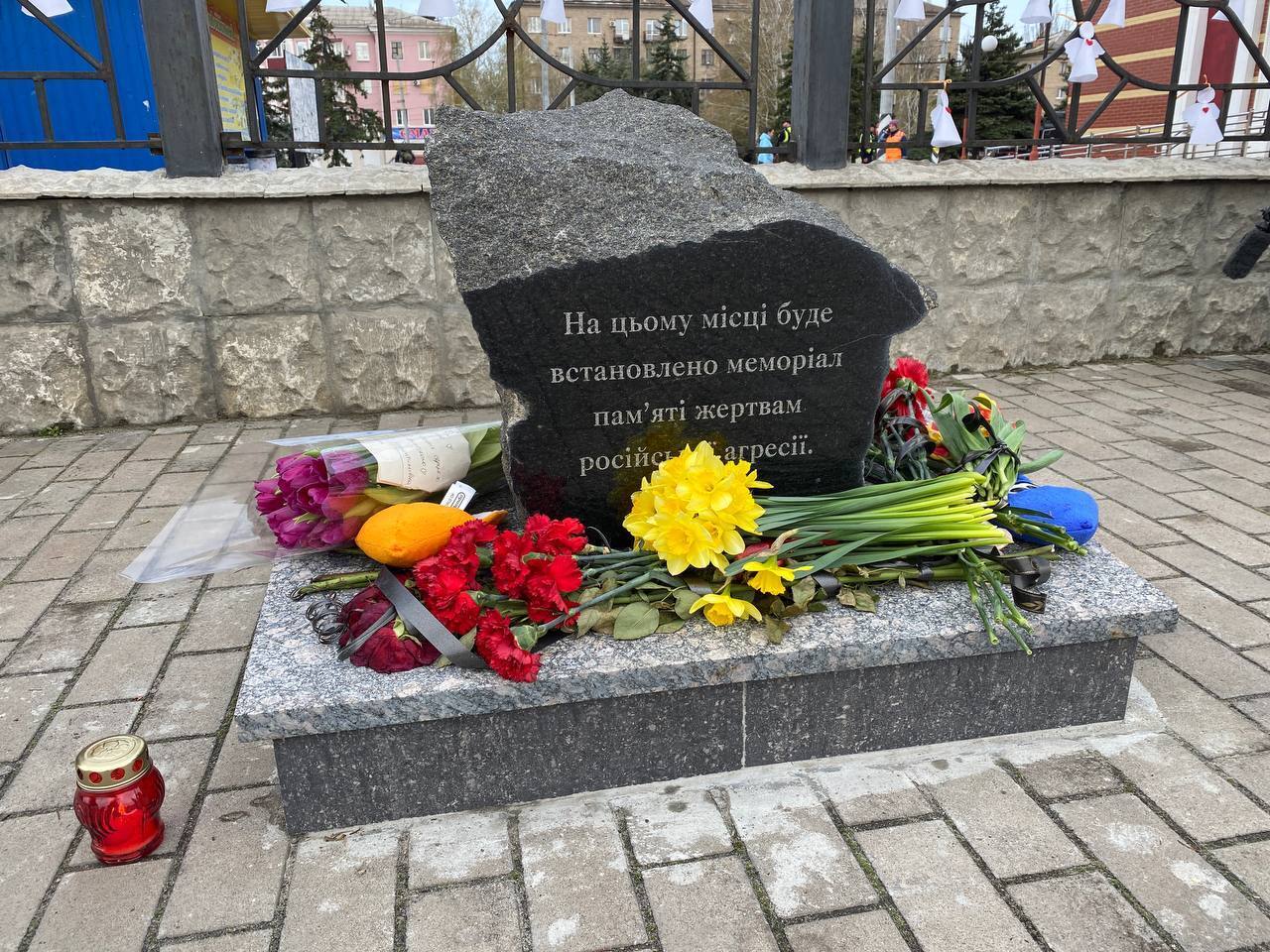 В Краматорске в годовщину удара оккупантов по вокзалу почтили память погибших: украинцев убила вражеская ракета с циничной надписью. Фото