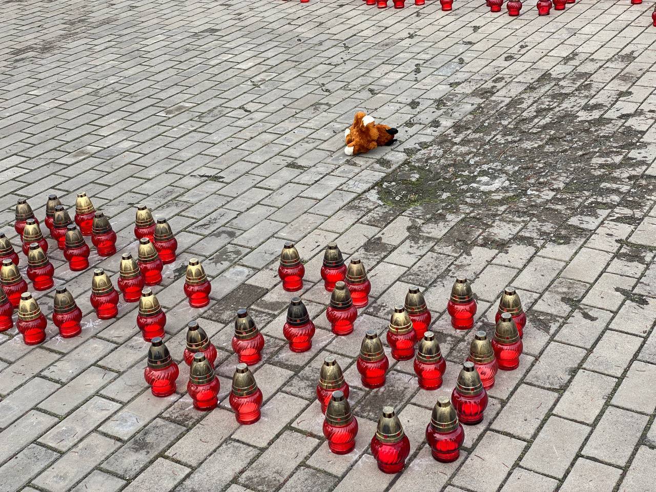 В Краматорске в годовщину удара оккупантов по вокзалу почтили память погибших: украинцев убила вражеская ракета с циничной надписью. Фото