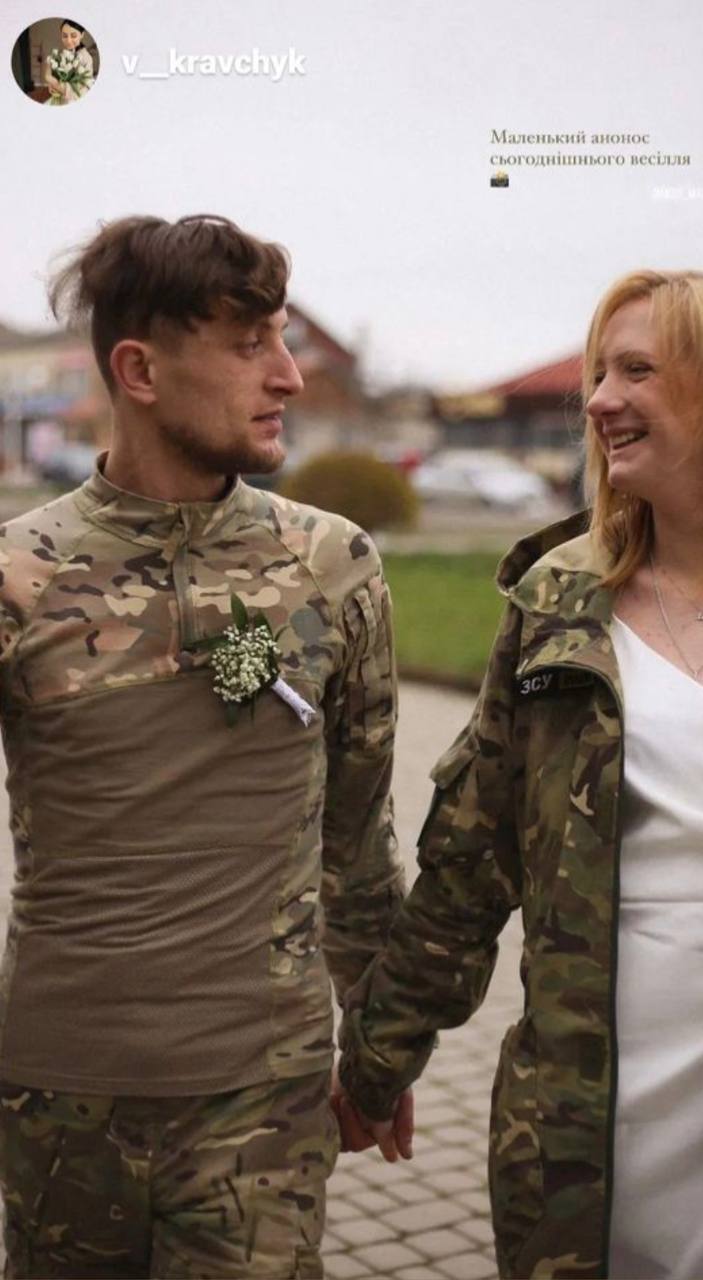 Герой мемів "Чоткий паца", який захищає Україну, одружився. Кадри з весілля