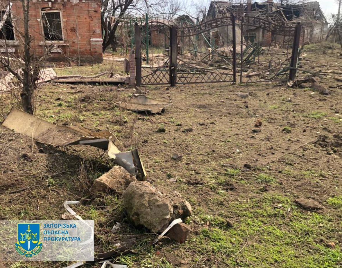 Оккупанты дважды за день обстреляли города на Запорожье: бросали авиабомбы, есть пострадавшие. Фото