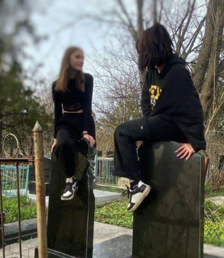 В Днепре подростки устроили циничную фотосессию на кладбище и поплатились: пришлось извиняться