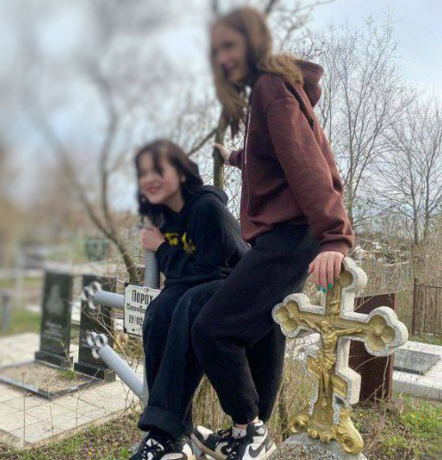 В Днепре подростки устроили циничную фотосессию на кладбище и поплатились: пришлось извиняться