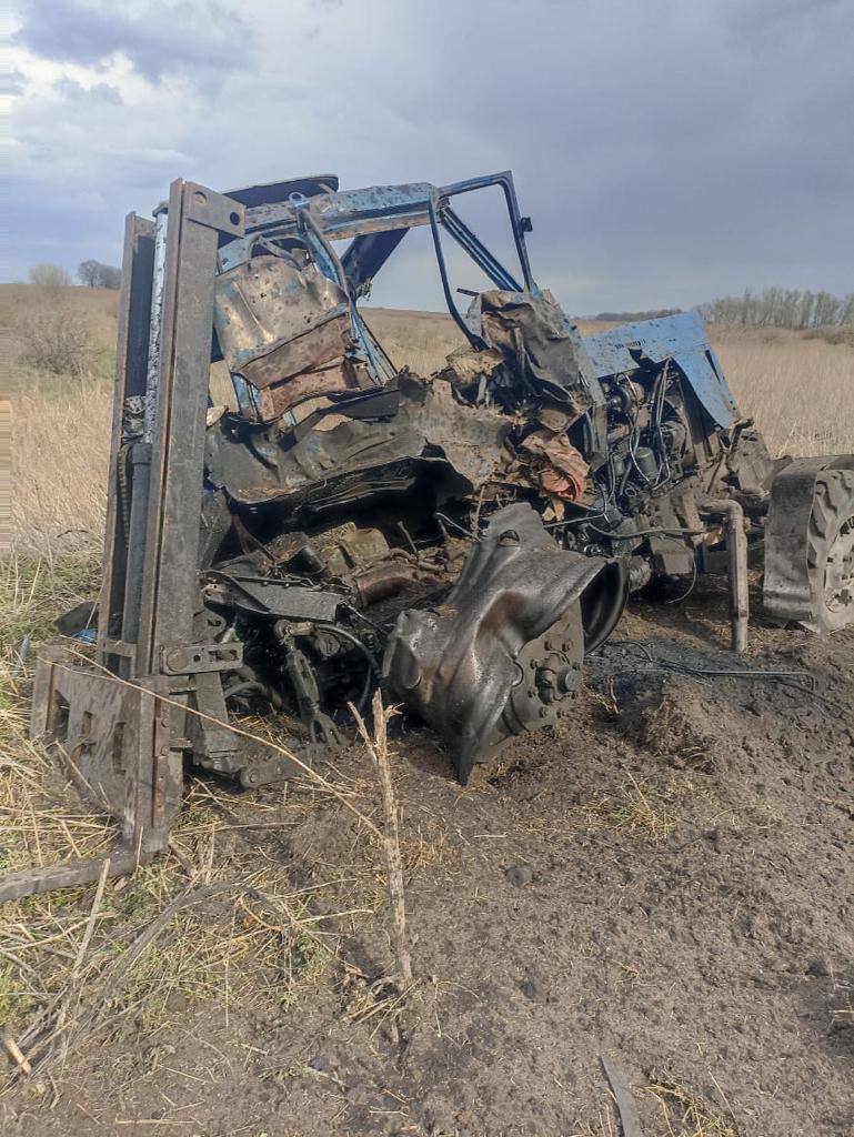 На Киевщине тракторист подорвался на российской мине, рядом нашли еще 13. Фото