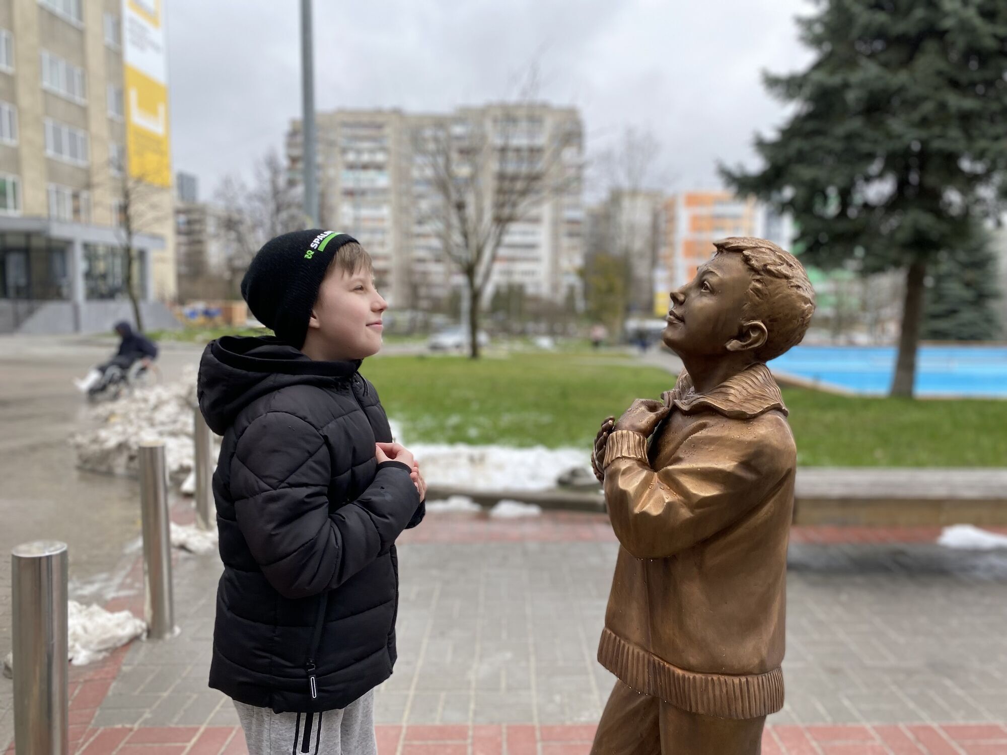 Во Львове возле больницы установили скульптуру мальчика, который ждет папу из операционной. Фото