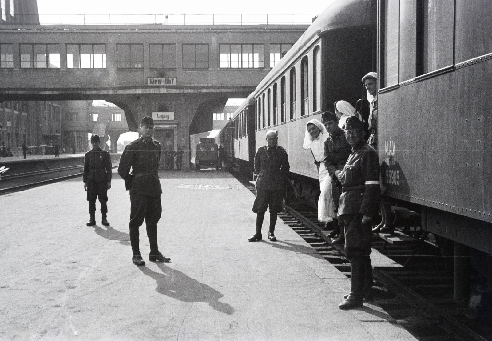 В сети показали, как выглядел железнодорожный вокзал во время германской оккупации Киева в 1942 году. Архивные фото