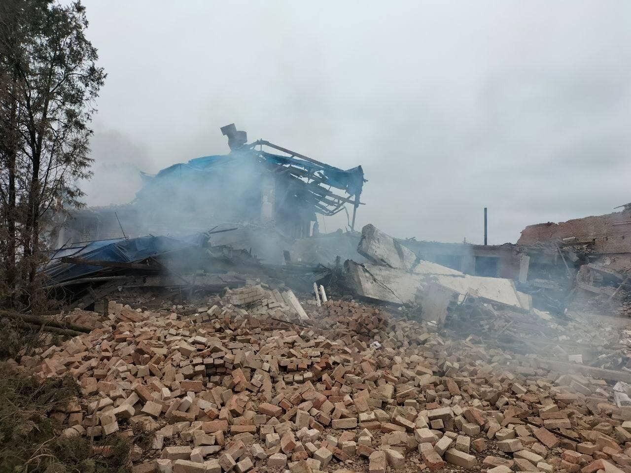 Войска РФ во время авианалета разрушили школу и жилые дома на Запорожье. Фото