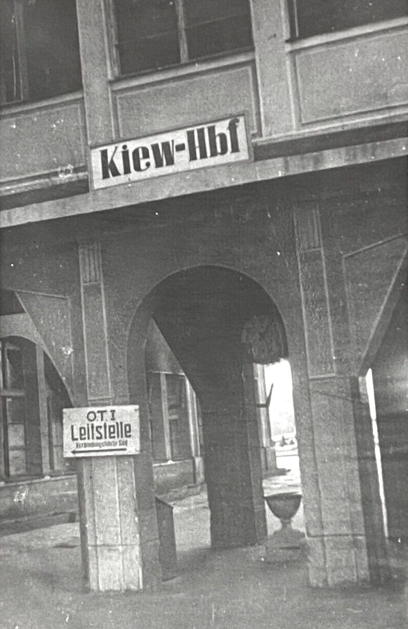 У мережі показали, як виглядав залізничний вокзал під час німецької окупації Києва у 1942 році. Архівні фото