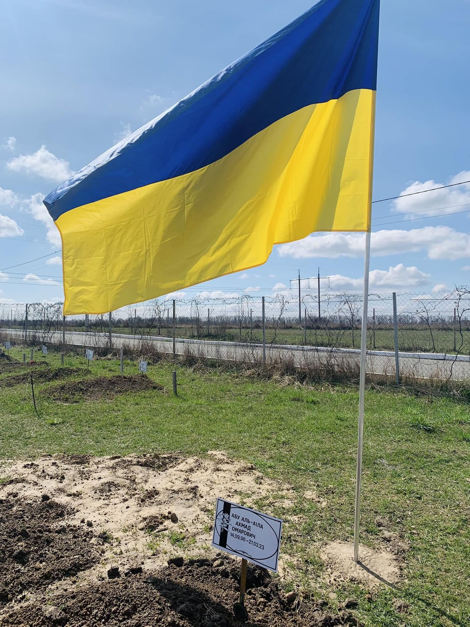 На могиле нашего защитника – только табличка и флаг Украины