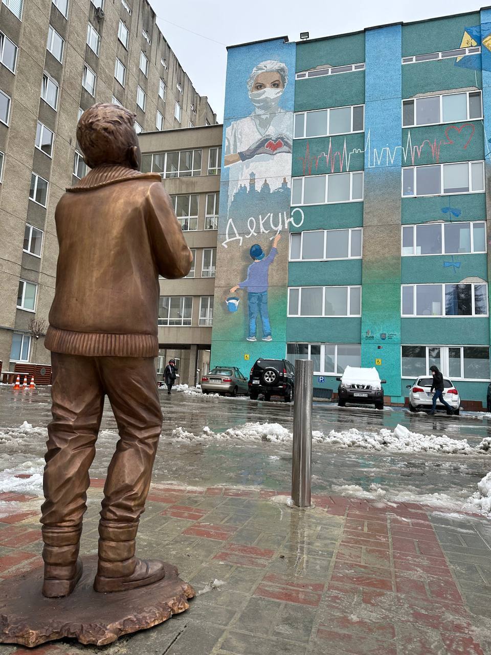 Во Львове возле больницы установили скульптуру мальчика, который ждет папу из операционной. Фото