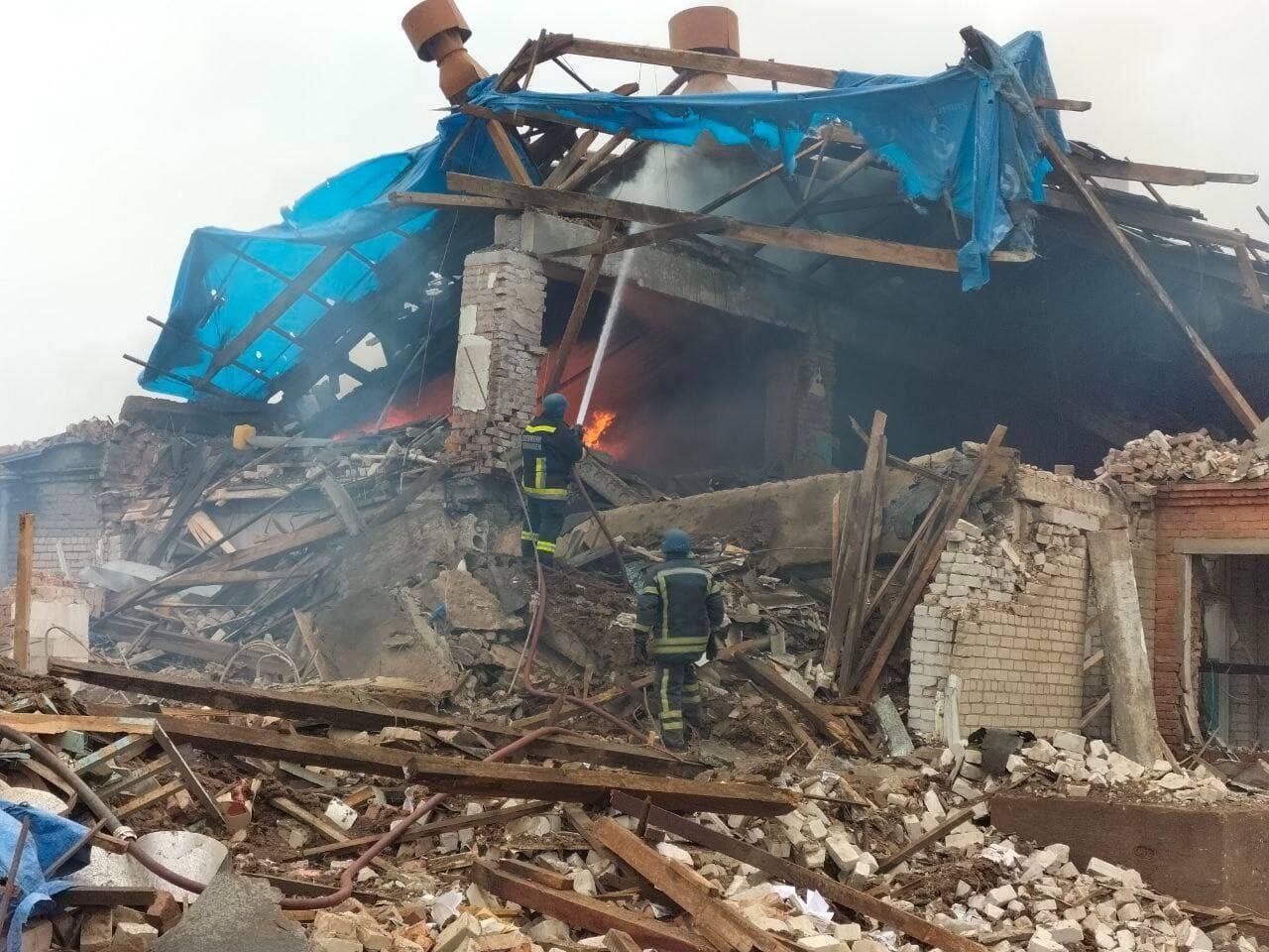 Війська РФ під час авіанальоту зруйнували школу і житлові будинки на Запоріжжі. Фото 