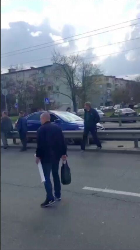 В Киеве "герои парковки" заблокировали движение трамваев на Троещину. Видео