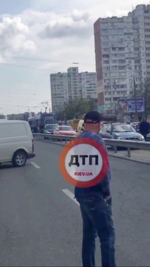 В Киеве "герои парковки" заблокировали движение трамваев на Троещину. Видео