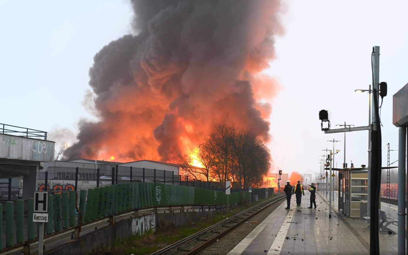 В Гамбурге вспыхнул масштабный пожар: город накрыло токсическим облаком. Видео