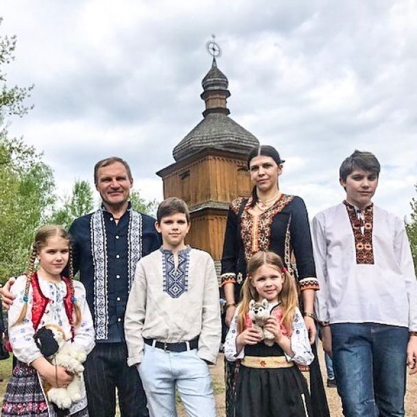 Многодетные звездные родители: кто из украинского шоу-бизнеса воспитывает троих и больше детей. Фото
