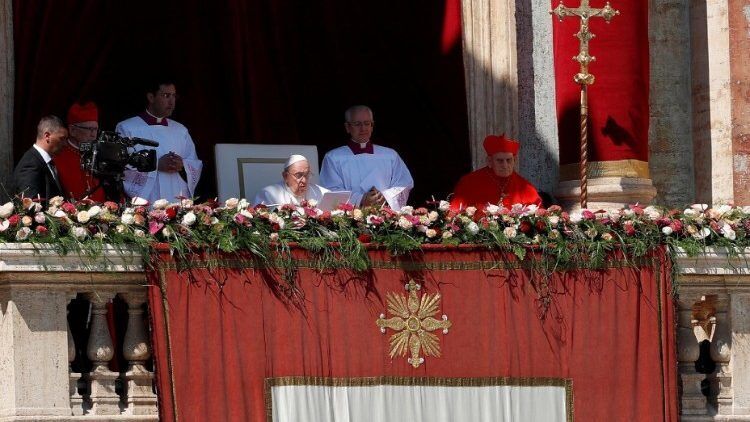 Папа Франциск в пасхальной речи вспомнил мир для Украины, но не забыл и Россию