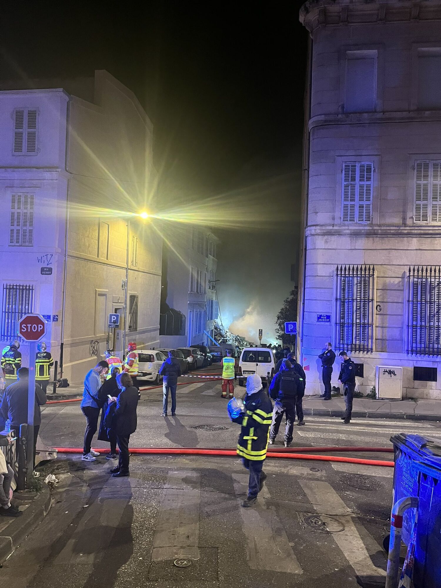 Во французском Марселе обрушился жилой дом: первые фото и видео