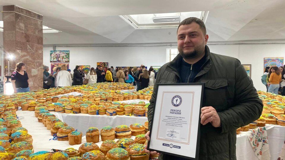 Во Львове установили пасхальный рекорд из 1000 куличей. Фото