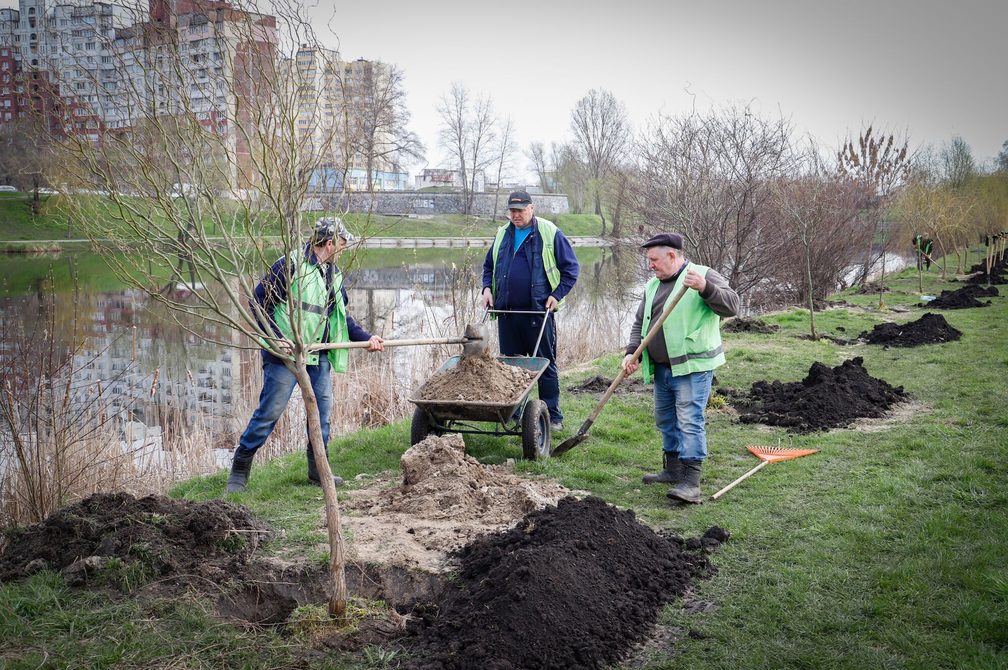 В Киеве во время городской толоки собрали более 6 тыс. кубометров мусора. Фото