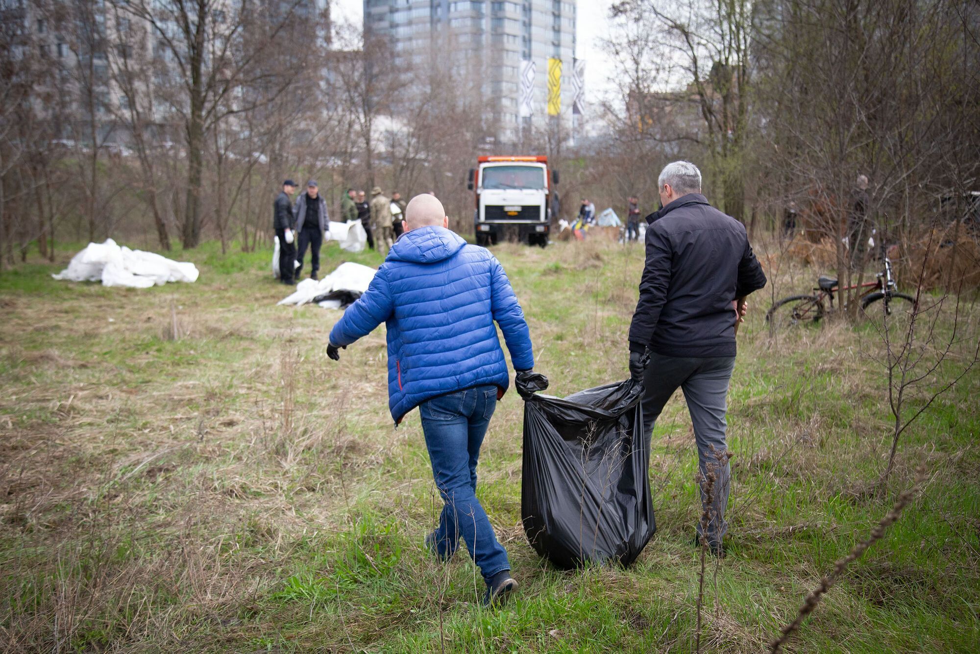 В Киеве во время городской толоки собрали более 6 тыс. кубометров мусора. Фото